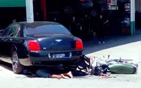 Bonsaibiker adalah blog otomotif yang memberikan informasi dan tips, modifikasi, harga, review kendaraan. Penunggang Parah Terperosok Bawah Bentley