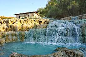 Piazza del castello di montemerano. Toskana Erleben Die Thermalquellen In Saturnia Kunstwut