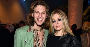 Avril lavigne is a singer and songwriter who gained success in her early teenage years. Avril Lavigne Stellt Ihren Neuen Freund Vor Bigfm