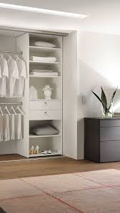 Über die letzten jahre hinweg sehr in mode gekommen hat der schiebeschrank den großen vorteil, einen individuellen stil zu besitzen und dabei ein durchaus praktisches. Moderner Offener Kleiderschrank Einbauschrank Offener Einbauschrank Offener Schrank B Offener Kleiderschrank Kleiderschrank Kleiderschrank Schiebeturen