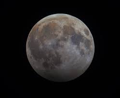 Magyarországról is megfigyelhető teljes holdfogyatkozás volt hétfő hajnalban, égi kísérőnk ráadásul épp földközelpontjában tartózkodott, azaz nagyobbnak is látszott az átlagosnál. Felarnyekos Holdfogyatkozas Archives Vega Csillagaszati Egyesulet