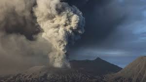 Iya benar, gunung semeru meletus jam 03.10 wib, kata bupati lumajang thoriqul haq saat dihubungi detikcom. Tim Tanggap Darurat Evaluasi Letusan Gunung Soputan