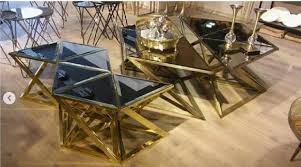 Döküm metal ayaklı ahşap hiç deformesi olmayan 1 senelik sehpa, maskoda koala style dan alındı, iki tarafta büyük iki çekmecesi var depolama alanı sağlıyor. Rate Paslanmaz Gold Ayakli Lux Siyah Aynali Orta Sehpa