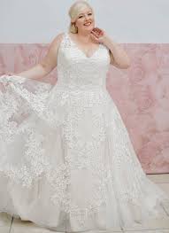 We make breathtaking wedding dresses for fashion forward brides like you. Wie Aus Einem Wunschtraum Brautkleider Fur Curvys Werden Plusperfekt