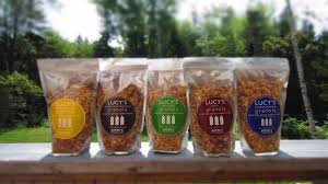 Plastik kemasan stand up zipper warna trasparan / bening dengan tambahan zipper atau klip super, menjadikan nya sangat cocok untuk produk makanan, snack, kue kering , makanan ringan dll karena dapat dibuka tutup dengan mudah. Plastik Kemasan Yang Cocok Untuk Makanan Ringan