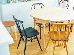 イデー 小林夕里子さんの ダイニングでもっとくつろぐためのアイデア 丸テーブルが主役の空間づくり ページ 2 3 lee アルテック テーブル ダイニング テーブル