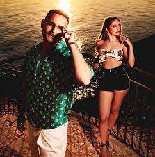testo di un bacio all'improvviso intro: Ana Mena Con Rocco Hunt En La Cancion A Un Passo Dalla Luna