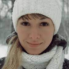 Here S How To Keep Your Head Warm Without Totally Messing Up Your Hair Winter Hat Hairstyles Messed Up Hair Mess Hair