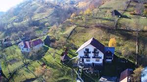 Defileul este marginit de pereti de 200 de metri in care se. Vezi Galeria Fotografica Pentru Casa De Pe Deal Situata La Bran Simon In Judetul Brasov Rucar Bran Tara Hategului Moeciu Bran