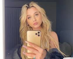 She has gained huge fame from her appearance on elvis presley's cover music video blue christmas. Alabama Barker 14 Facts About Travis Barker S Daughter You Need To Know Popbuzz