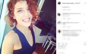 Senem kuyucuoğlu, 22 eylül 1990 tarihinde i̇zmir'de dünyaya geldi. Senem Kuyucuoglu O Kadin Sevgilim Tartismasiz Tarafsiz Ilkeli Haber Sitesi Yuh Haber