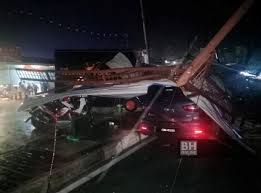 Si isteri dirakam duduk di atas bonet kereta bmw milik suaminya untuk. Polis Terima 35 Laporan Kerosakan Akibat Ribut Setakat 2 Pagi Tadi