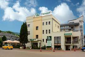 In camerele duble locul suplimentar este asigurat de fotolii extensibile de o persoana, iar in garsoniere 2 locuri suplimentare sunt asigurate de canapele extensibile. Vila Calimanel Vatra Dornei