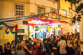 Os santos populares são mais do que folia, são uma enorme festa de rua, de espirito bairrista e comunitário e,a melhor parte, com muito bailarico, sardinhas e bifanas, vinho e cerveja. Portugal Lisbon Santos Populares