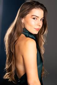 Laura Henning's Instagram, Twitter & Facebook