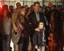Serie manifest saison 1 episode 10 en streaming un avion disparaît des radars sans laisser de traces, avant de réapparaître 5 ans plus tard sans aucune explication. Manifest Season 1 Episode 1 Pilot Premiere Recap Giving Life To A What If Tv Movie Fix