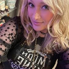 Kandy Mills's Instagram, Twitter & Facebook