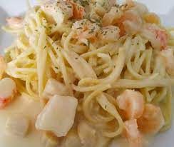 Pâtes spirelli au pesto de ciboulette basilic, tomates cerise confites et parmesan. Recette Pates Aux Fruits De Mer Sauce A La Creme Et Vin Blanc Food Recipes Food And Drink