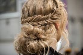 Chevelure lâchée, queue de cheval, effet wavy, jolis tressages, chignon flou ou élégant… mettront parfaitement en valeur votre crinière de princesse ! 20 Idees De Coiffure D Invitee De Mariage Mariage Oh Gaby