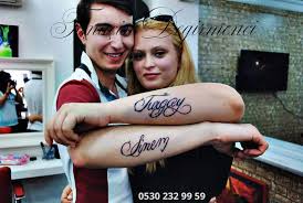 Tarzınıza uygun en güzel geçici dövme modelleri, yapıştırma ve sticker tarzında flash tattoos dövmeler 2019 ve 2020'de en uygun fiyatları ile sadece newobsessions.com'da. Yazi Dovme Modelleri Yazi Dovme Katologu Tattoo Art Timucin Studio