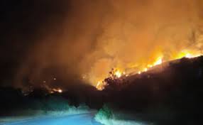 Μεγάλη φωτιά μαίνεται αυτή την ώρα στα γεράνεια όρη και συγκεκριμένα στο ύψος της κινέτας. Megalh Fwtia Twra Sto Sxino Korin8ias Apeiloyntai Spitia