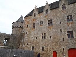 Le château de pontivy (morbihan), appelé château des rohan, a été bâti aux xve et xvie siècles par la famille de rohan. Bretagne Paris1972 Versailles2003 Page 17