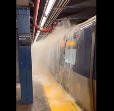 Londra, venti da uragano provocano gravi danni nel quartiere di barking. Oz9cvkoagkjwym