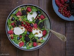 Salade De Roquette Et Fruits Rouges Au Chevre Frais D Alsace Recette Salade Roquette Main A La Pate Chevre Frais