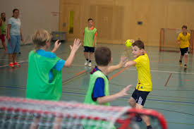 En tant que sport collectif, le handball permet évidemment de développer votre esprit d'équipe. Street Handball A Inscrire Au Programme Scolaire Mobilesport Ch
