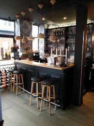 realisation du comptoir de bar en chene massif peint en noir satine de l estrade et d etageres diverses bar en chene comptoir de bar idee deco bar