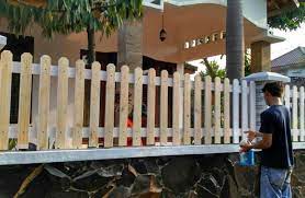 Kayu, besi, tembok, berbagai motif dan warna. Model Pagar Kayu Jati Minimalis Sederhana Pagar Kayu Pagar Rumah