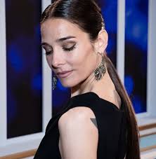 Juana Viale desplegó toda su elegancia con un clásico de la moda