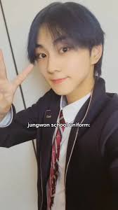 Jay Pakai Baju Sekolah