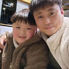 both families are so cute 🫠 ** Mew : mostly, (my/our) parents invite  him/us to have a meal. 🗣️: how was it that time? what did they say/praise  to you? Mew :