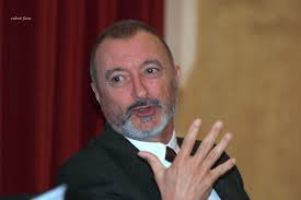 Arturo Pérez-Reverte y su amor por los libros y los perros, en Random  House-Mondadori