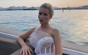 And lottie moss kept walking with her efforts on thursday night, when she took to instagram to share a sultry photo of herself posing in lacy white lingerie. British Model Lottie Moss Comes Out As Pansexual