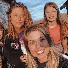 Josie Fry's Instagram, Twitter & Facebook