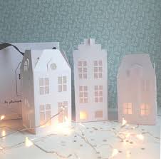Le Set De 3 Photophores Maisons En Papier Decoupe Decoration Interieure Hygge Decoration Table Noel Photophores Papier Papier Decoupe En 2020 Maisons En Papier Decoration Table De Noel Photophore