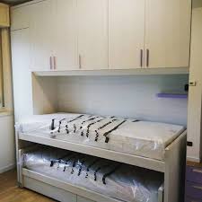 La composizione 710 del sistema design 2.0 ha un soppalco che ospita, sopra, il letto matrimoniale, con sponde anticaduta, e la cabina armadio sotto il letto. Cameretta A Ponte Doppia Con Ante A Specchio A Lecco