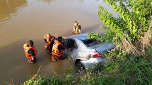 Maybe you would like to learn more about one of these? Lemas Terperangkap Kereta Jatuh Sungai