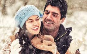 مسلسل انت اطرق بابي 2 مدبلج ايدا التي تعلق كل آمالها في الحياة بتعليمها، تواجه سيركان بولات الذي يقطع منحتها الى خارج البلد و يتسبب ببقائها خريجة ثانوية. Ù…Ø´Ø§Ù‡Ø¯Ø© ÙÙŠÙ„Ù… Ø§Ù†Øª Ù…Ù†Ø²Ù„ÙŠ Ù…ØªØ±Ø¬Ù… Ù„Ù„Ø¹Ø±Ø¨ÙŠØ© Ø§ÙˆÙ† Ù„Ø§ÙŠÙ† ÙÙŠØ¯ÙŠÙˆ Ù„Ø­Ø¸Ø§Øª