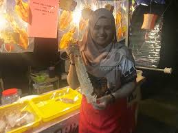 Salim dari kampung tupong di petrajaya, terkenal dengan sambal kicap yang dihasilkannya dan dijual bersama suntong tutok sejak hampir tiga dekad lalu. Suntong Tutok Popular During Ramadan In Sarawak Sarawakvoice Com