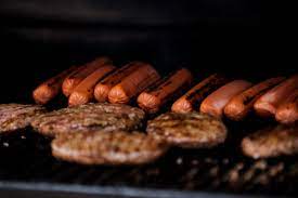 As always, make sure that the ground beef in this recipe is cooked to a minimum temperature of 160 f before you serve it. Hot Dogs Vs Hamburgers Which Is More American Delishably