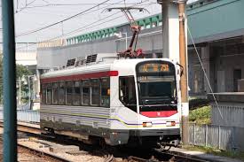 輕鐵 （ light rail ），是 港鐵公司 在 屯門 、 元朗 及 天水圍 營運的 輕型鐵路系統 ，全長36.2公里，共設有68個 車站 ，每個車站相隔頗近，距離約580米 。. è¼•éµç¬¬ä¸€æœŸåˆ—è»Š é¦™æ¸¯éµè·¯å¤§å…¸ Fandom
