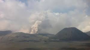 Gempa bumi vulkanik terjadi karena adanya pergerakan magma yang terdapat pada gunung berapi. Gempa Vulkanik Disertai 11 Letusan Gunung Bromo Serambi Indonesia