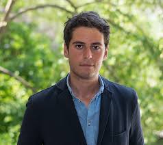 Pour espérer le voir tomber la chemise, il faudra attendre. Emile Magazine Remaniement Trois Sciences Po Nommes Au Gouvernement