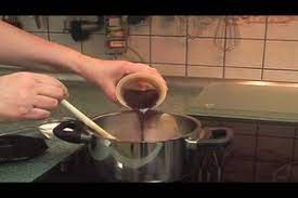 Zwiebel schälen, fein hacken und in heißem öl andünsten. Video Rotkohl Aus Dem Glas Zubereiten 2 Rezeptvarianten