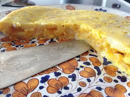 Uova, patate e cipolle sono le stelle principali di questo piatto e, combinate, creano qualcosa di veramente delizioso! Tortilla Di Patate La Ricetta Originale Della Frittata Di Patate Spagnola Le Cosmopolite