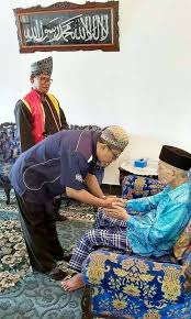 Datuk jamali shadat stars in nur 2 | despite having shared some hard times together, nur and juita's relationship is tense as juita craves the enlightened path that nur has found through her now. Melayu Datuk Hj Jamali Shadat Facebook