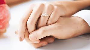 Tapi yang menarik adalah warna emas yang mengikat bagian perak cincin. Mimpi Bertunang Orang Yang Dikenali Vs Orang Yang Tak Kenal